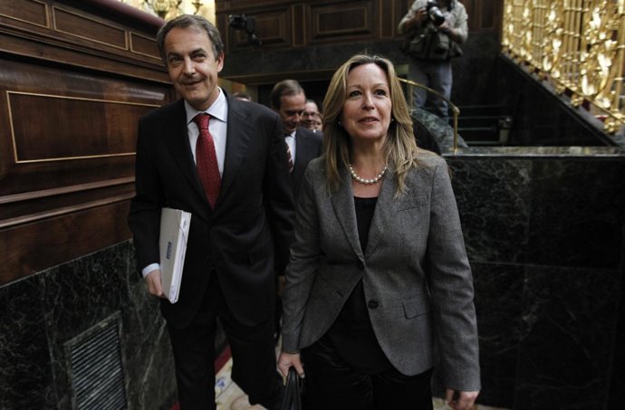 Zapatero y Trinidad Jiménez entrando en el hemiciclo del congreso