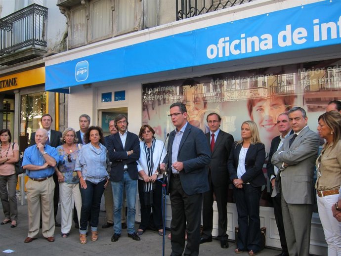 El Presidente Del PP Vasoc, Antonio Basagoiti En El Centro