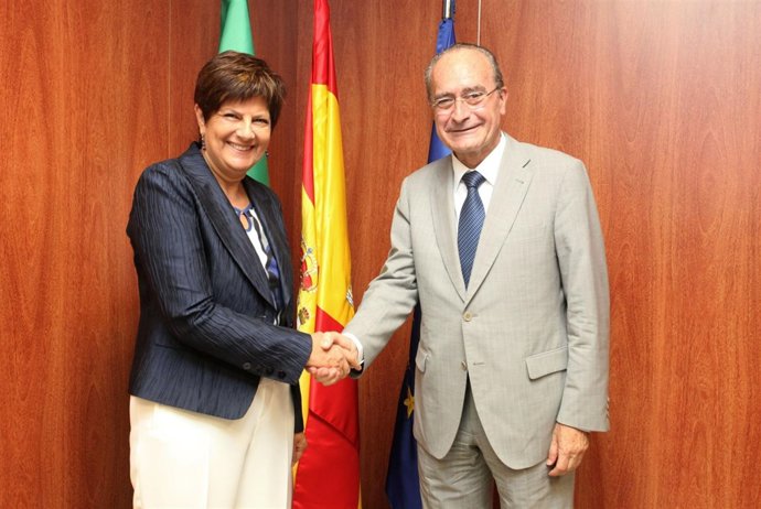 La Consejera De Obras Públicas, Josefina Cruz, Y El Alcalde De Málaga