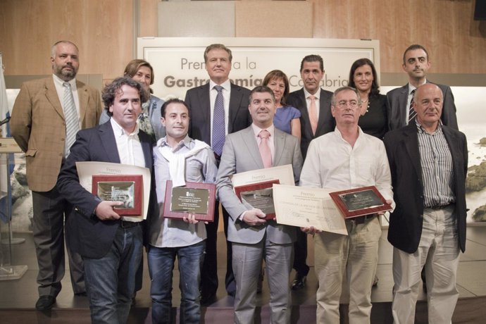 El Consejero De Turismo Con Los Galardonados