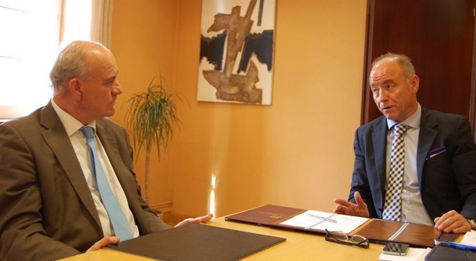 El Secretario Xeral De Emigración, Santiago Camba, Firma Un Convenio