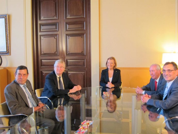 La Presidenta Del Gobierno De Aragón Reunida Con El Presidente De GM Europa