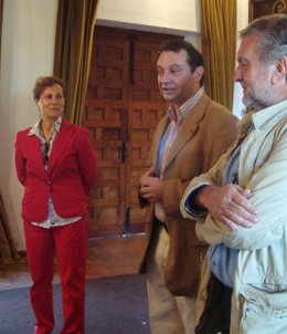Elsa González (I), Junto A Pedro Arahuetes (C) Y Aurelio Martín.