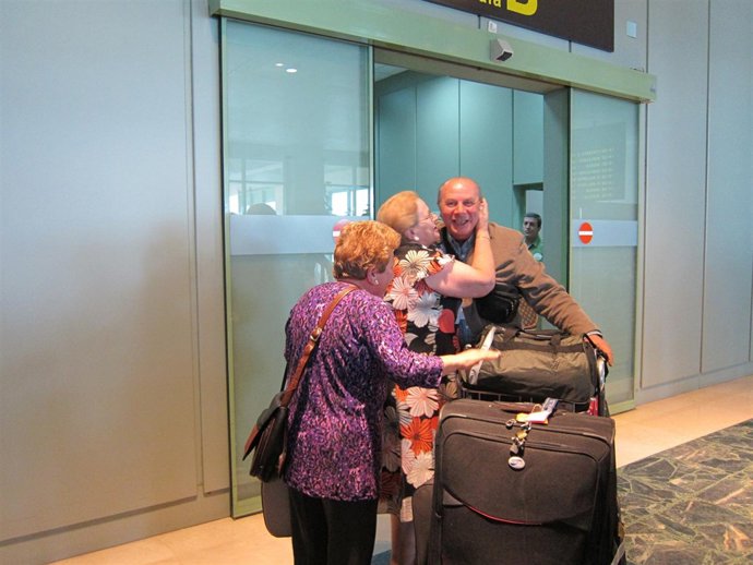 Reencuentro De Emigrantes Gallegos Y Familiares En Lavacolla
