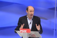 Rubalcaba propone subir un 10% el impuesto de tabaco y alcohol y eliminar desgravaciones a la sanidad privada