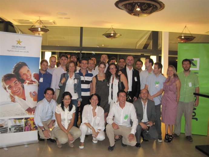 Irene Llull Junto A Asociados De Jóvenes Empresarios De Baleares.