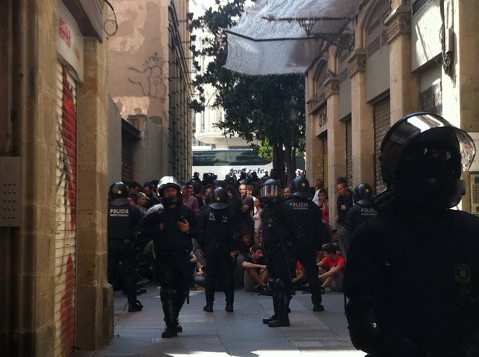 Unos Cincuenta Antifascistas Están Retenidos En Via Laietana