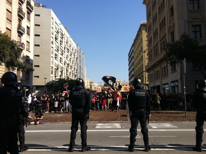 Antifascistas Se Manifiestan En Barcelona