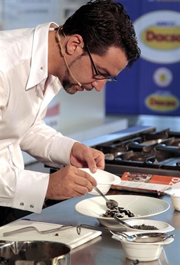 Quique Dacosta Elaborando Un Plato De Arroz