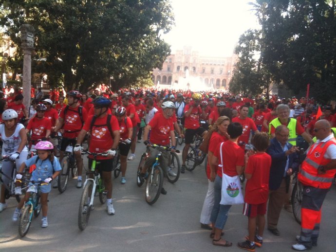 Ciclistas En La Plaza De España Antes De Participar En 'Pedaladas De Vida'