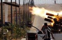 La OTAN alcanza una lanzadera de cohetes y un vehículo armado de Gadafi en Sirte