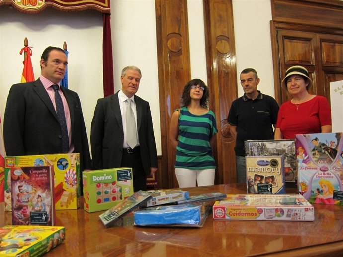 Donación De La Subdelegación Del Gobierno En Salamanca A La Asociación Pyfano