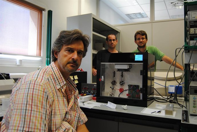 Investigadores Antonio Arnau -En Primer Plano-, José Vicente García Y J. Antonio