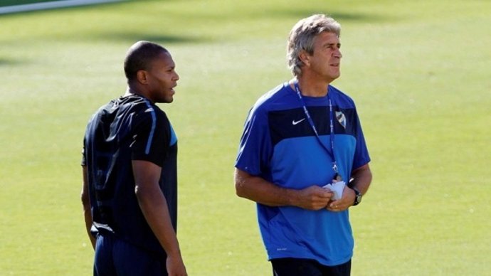 Pellegrini Habla Durante Un Entrenamiento Con Julio Baptista