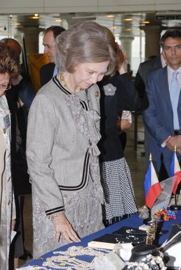 La Reina Doña Sofia Mirando Una Exposición