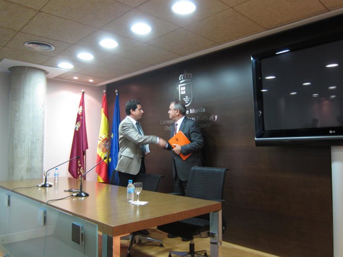 Consejero Y Delegado Tras La Rueda De Prensa