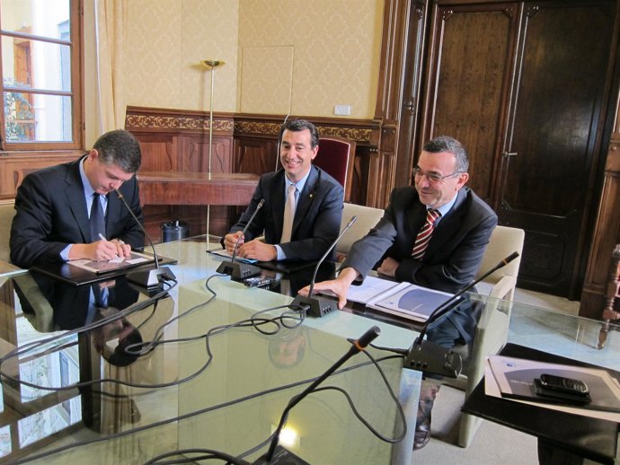Representantes De Endesa Y Del Govern Balear