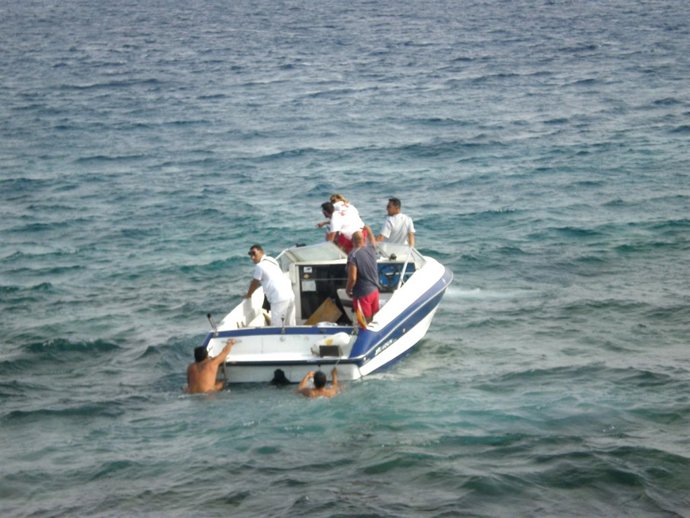 Barco A La Deriva En Aguas De Lanzarote