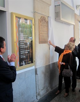 Herrera Descubre La Placa Ubicada En La Fachada Del Calderón