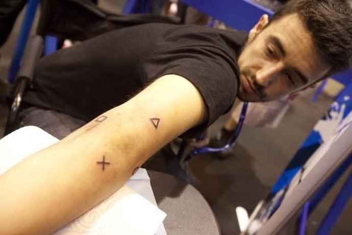 Usuario Tatuándose Los Botones De Playstation Por Sony 
