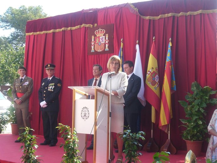 La Subdelegada Encarna Llinares, Junto Al Comisario Y Al Coronel Jefe