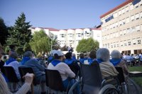 Diego confirma ante los residentes del Asilo San Cándido su "compromiso ineludible" con los mayores