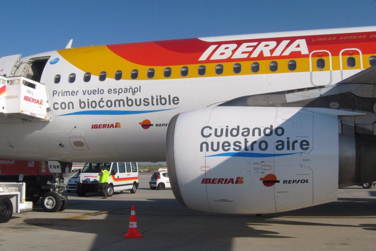 Iberia y Repsol realizan el primer vuelo español con biocombustible