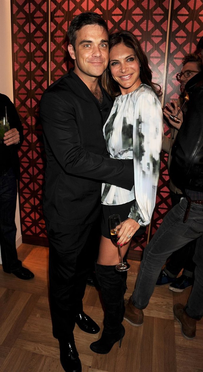 Robbie Williams Abrazando A Su Mujer, Ayda Field