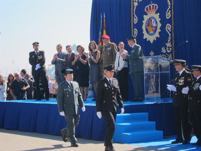 Castellano Y Botella En El Acto Dedicado A Los Patronos De La Policía Nacional.