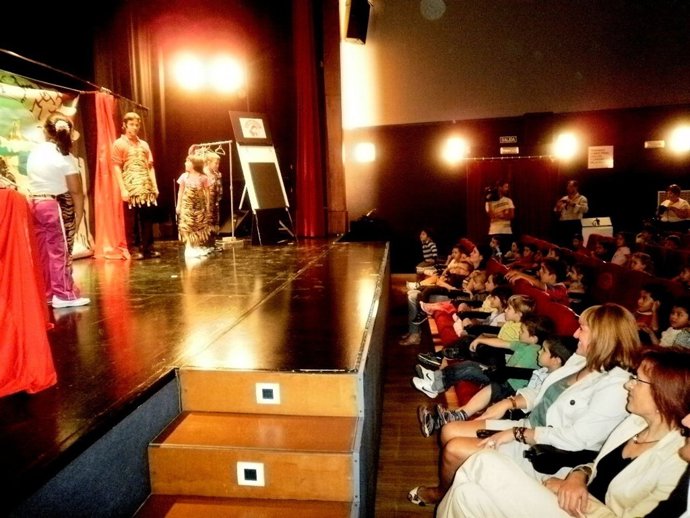 Delegadas De Empleo Y Educación Visitan Un Programa De La Junta Para Niños