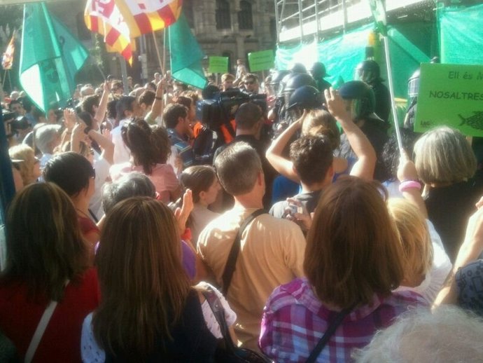 Profesionales Sanitarios Protestan A Las Puertas Del ICS