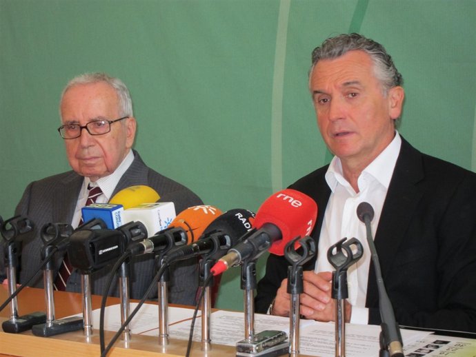 Pablo García Baena Y Paulino Plata En La Rueda De Prensa