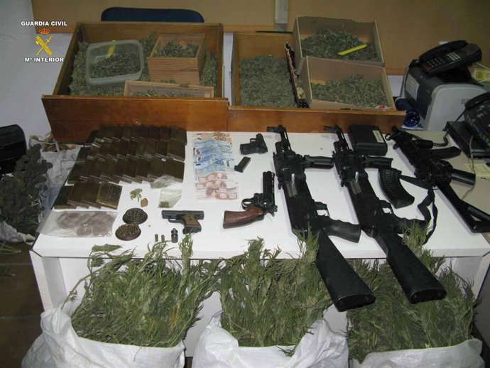 Droga Y Armas Intervenidas En Una Operación Contra El Narcotráfico