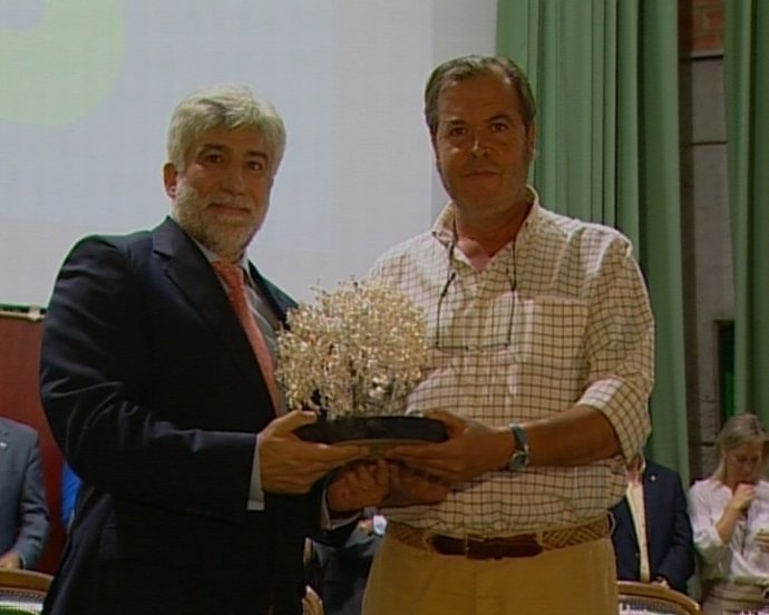 García Peña Entregado Uno De Los Premios