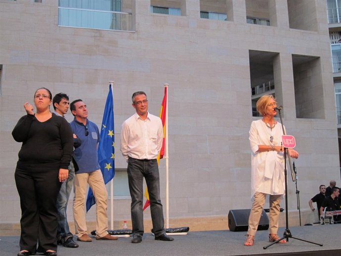 Díez, Al Micrófono, Flanqueada Por Los Representantes Regionales De Upyd