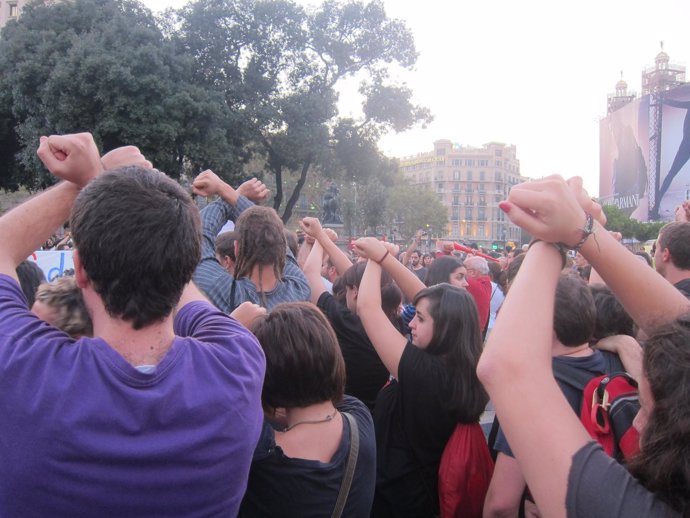 Concentración En Plaça Catalunya Contra Las Detenciones Del 15M