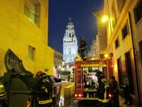 Los Bomberos extinguen las llamas en un contenedor junto al escenario del mitin de Rosa Díez (UPyD) en Murcia