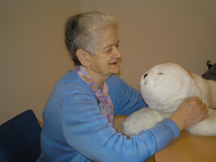 Una Usuaria Con Una Foca Robot