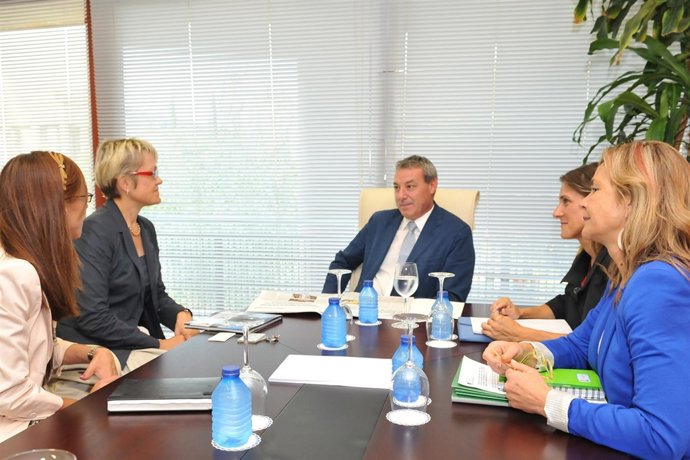 Reunión Del Consejero De Educación Con Responsables De 'Smart Technologies'