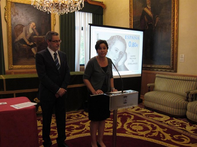 Ángel Pérez, Director De Correos De La Zona 10 Y La Alcaldesa De Gijón