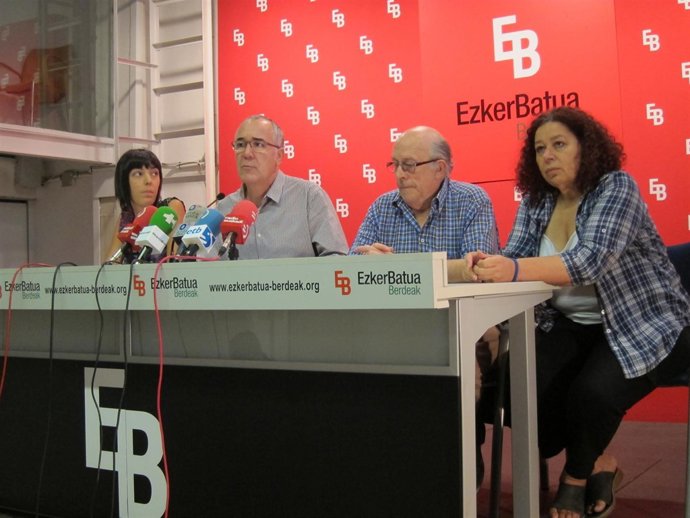 José Navas Con Otros Miembros De EB