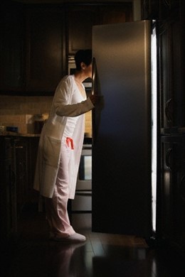 Mujer Mirando En La Nevera