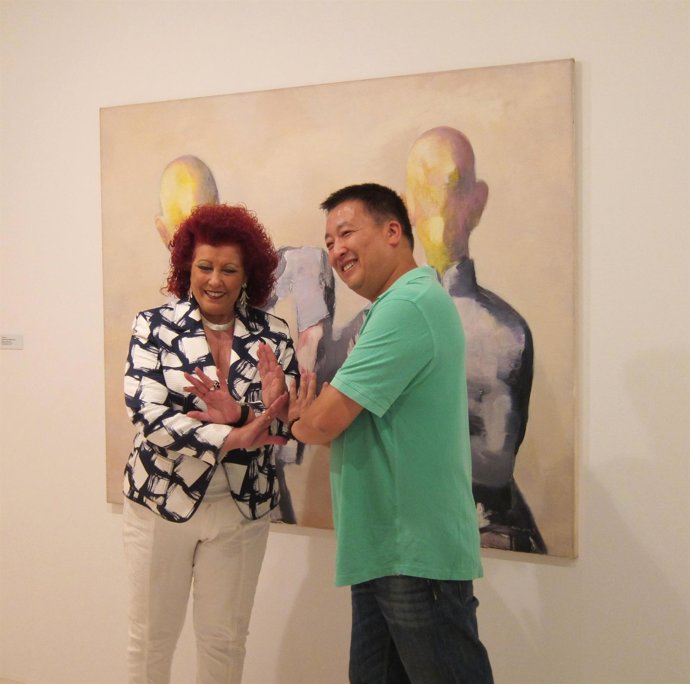 Císcar Y Mou Huan Ante Una De La Sobras Del Pintor Chino En El IVAM