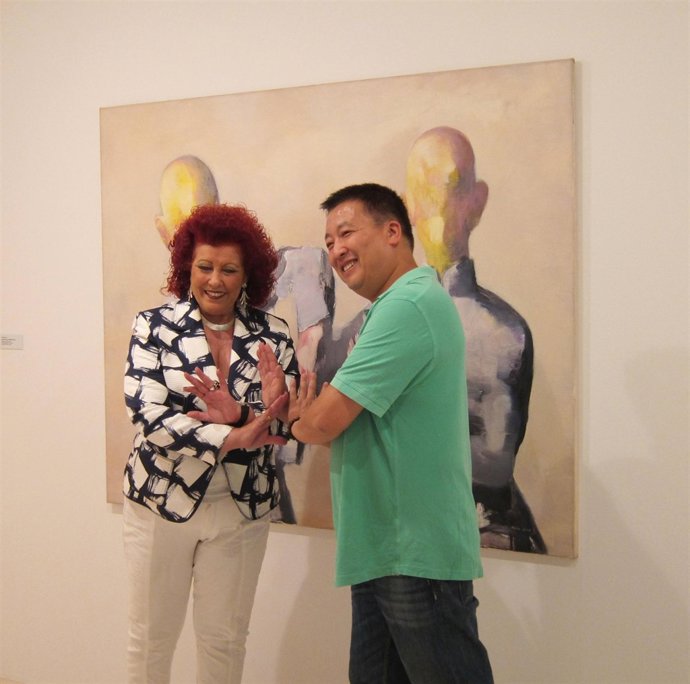 Císcar Y Mou Huan Ante Una De La Sobras Del Pintor Chino En El IVAM