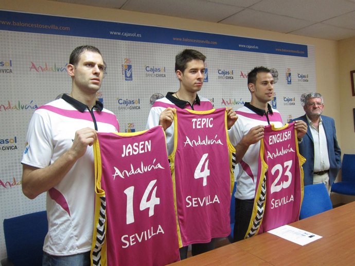 Jasen, Tepic Y English, En Su Presentación Con El Cajasol