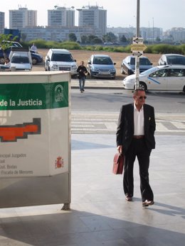 El Exalcalde De Marbella Julián Muñoz, Entrando En Los Juzgados De Málaga