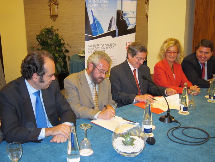 Representantes De CWT Y AEGVE Firmando El Acuerdo