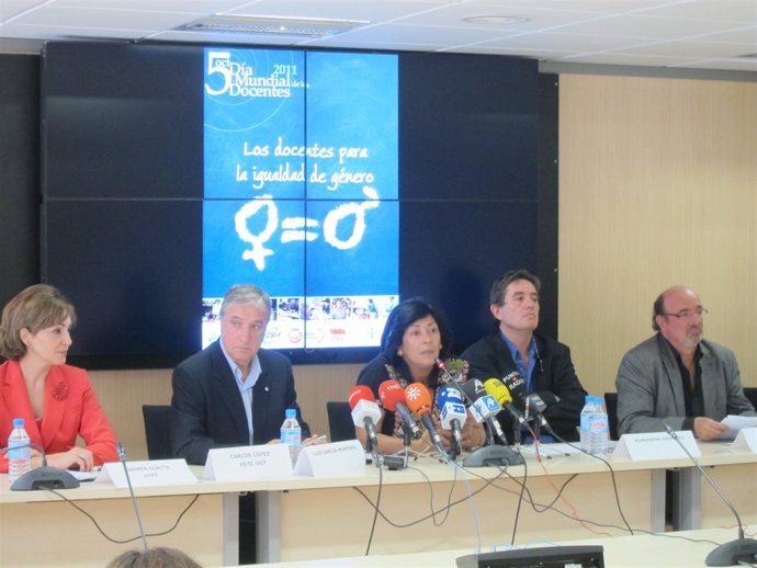 Portavoces De Sindicatos Junto A Almudena Grandes Y Luis García Montero