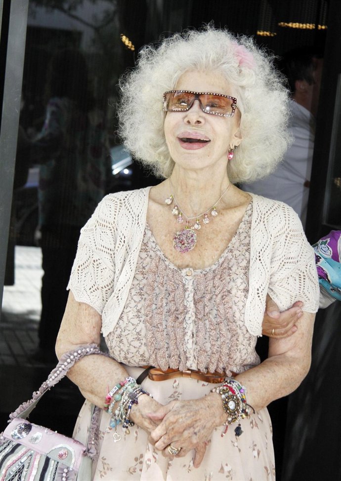 La Duquesa De Alba Posando Muy Sonriente