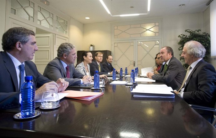 Cabré, De La Oliva Y Otros Miembros Del TSJCV En La Comisión Mixta